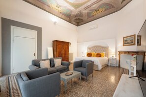 3 Schlafzimmer, Zimmersafe, Schreibtisch, Bügeleisen/Bügelbrett