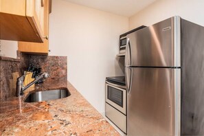 雪櫃、微波爐、焗爐、爐具