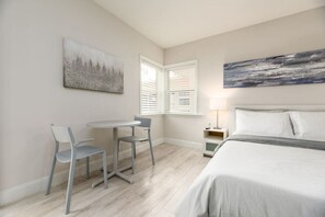 Bureau, fer et planche à repasser, Wi-Fi gratuit, draps fournis