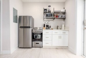 Réfrigérateur, micro-ondes, four, plaque de cuisson