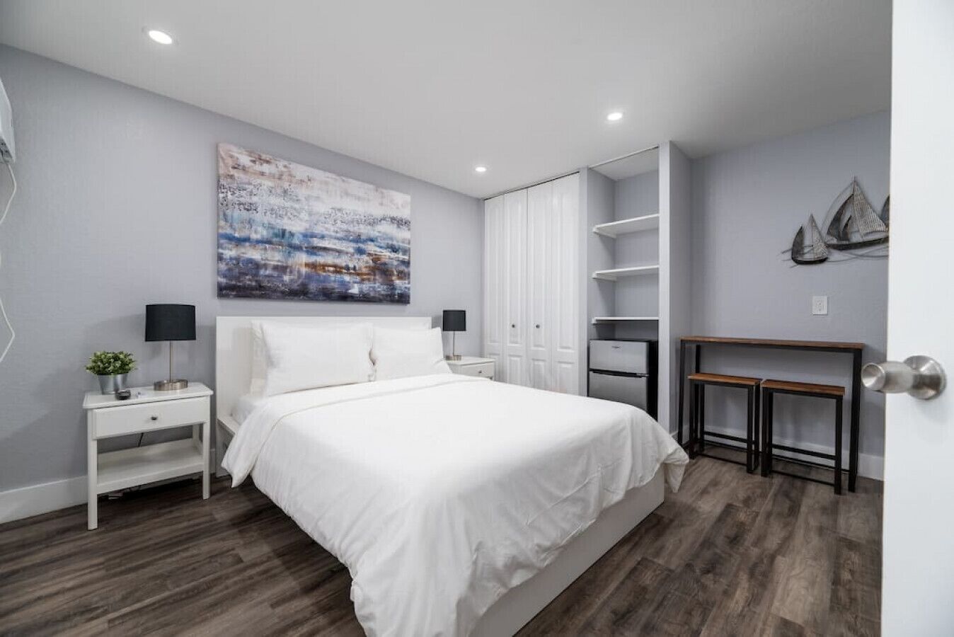 Een bureau, een strijkplank/strijkijzer, gratis wifi, beddengoed