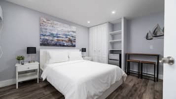 Een bureau, een strijkplank/strijkijzer, gratis wifi, beddengoed