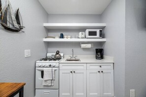 Microwave, oven, coffee/tea maker, toaster - Shell on the Beach #103 (Hollywood)