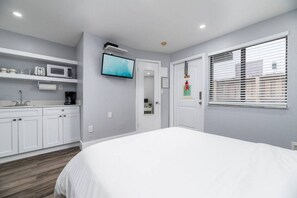 Desk, iron/ironing board, free WiFi, bed sheets - Shell on the Beach #103 (Hollywood)