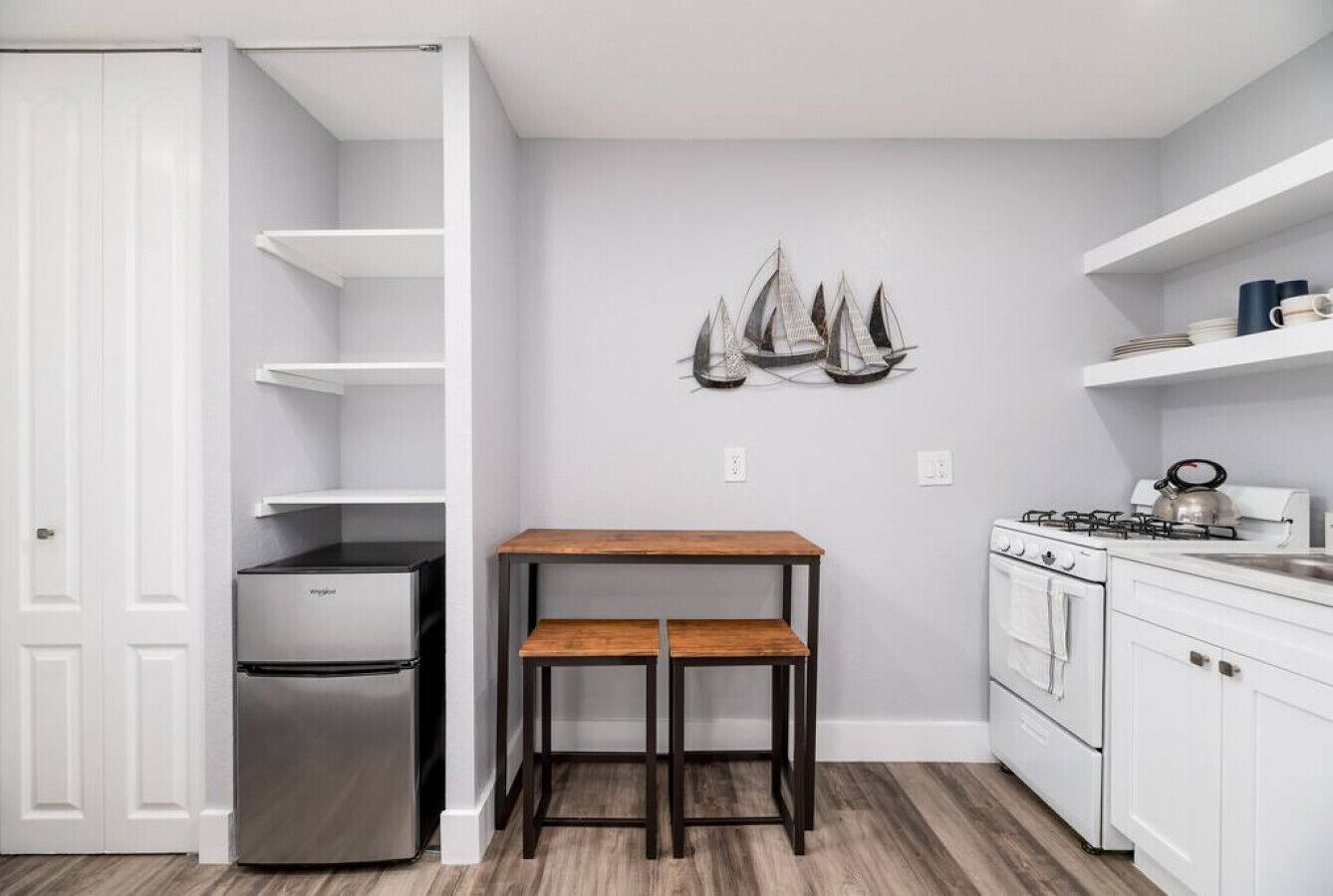 Een magnetron, een oven, een kookplaat, een koffiezetapparaat/waterkoker