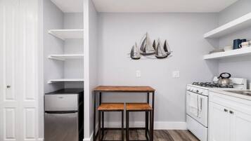 Een magnetron, een oven, een kookplaat, een koffiezetapparaat/waterkoker