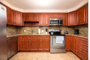 Køleskab, mikrobølgeovn, ovn, kogeplade