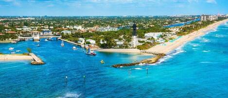 Una spiaggia nelle vicinanze