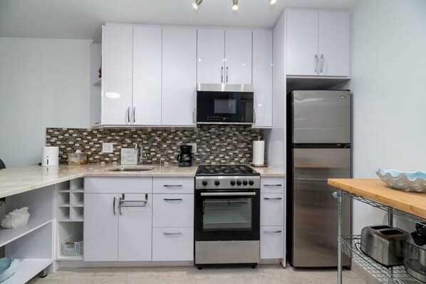 Een koelkast, een magnetron, een oven, een kookplaat