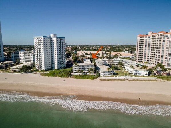 On the beach - Ocean Ocean Ocean International Studio 209 (Pompano Beach)