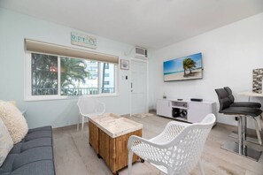 TV - Ocean Ocean Ocean International Studio 209 (Pompano Beach)