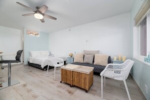 1 bedroom, desk, iron/ironing board, free WiFi - Ocean Ocean Ocean International Studio 209 (Pompano Beach)
