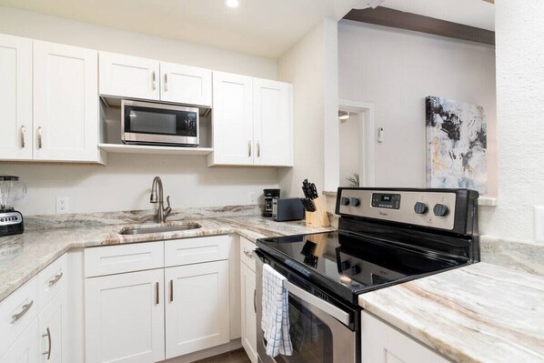 Frigorífic, microones, forn i placa de cuina 