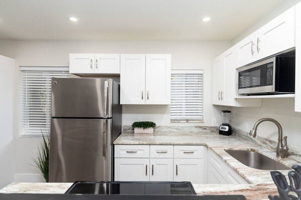 Een koelkast, een microgolfoven, een oven, een kookplaat