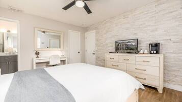 Escritorio, tabla de planchar con plancha, wifi gratis y ropa de cama