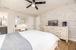 デスク、アイロン / アイロン台、WiFi (無料)、ベッドシーツ