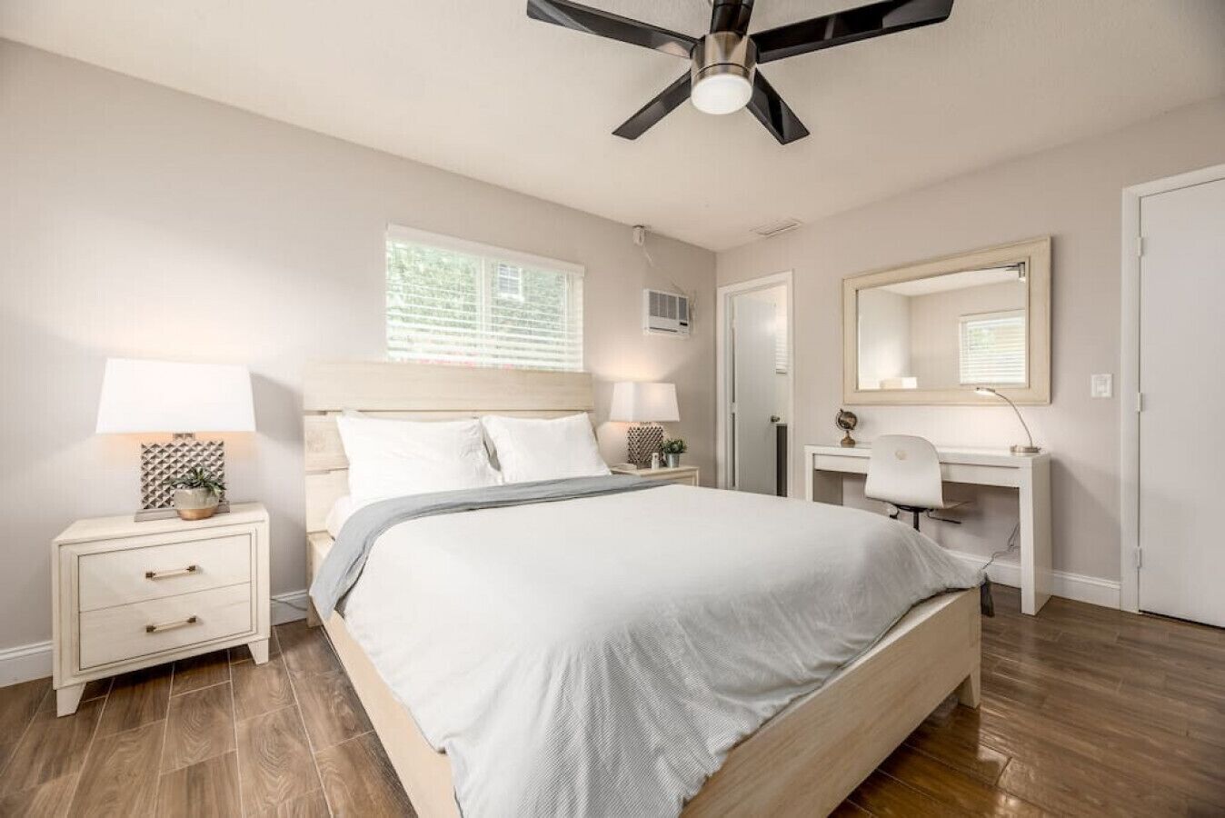 Escritorio, tabla de planchar con plancha, wifi gratis y ropa de cama