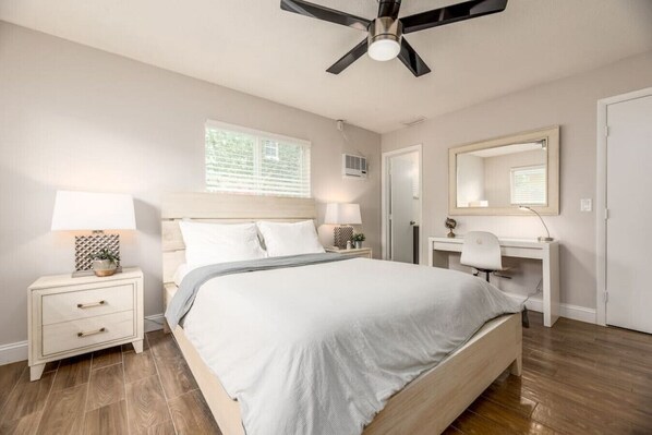 Skrivebord, strygejern/strygebræt, gratis Wi-Fi, sengetøj