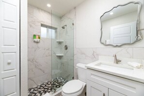 Een haardroger, handdoeken