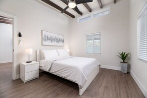 1 slaapkamer, een strijkplank/strijkijzer, gratis wifi, beddengoed