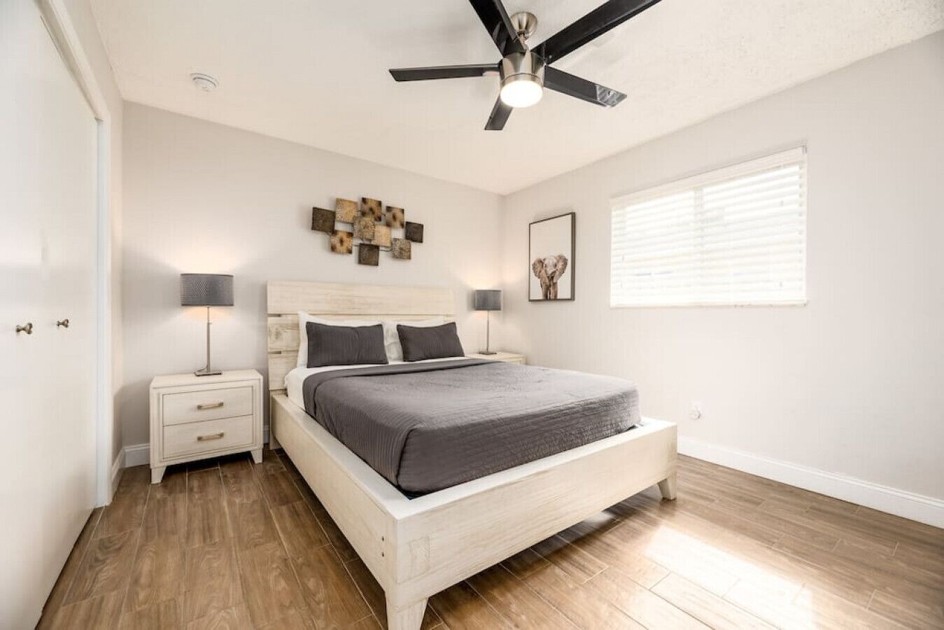 Escritorio, tabla de planchar con plancha, wifi gratis y ropa de cama 