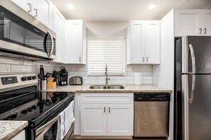 Frigorífico, microondas, horno y placa de cocina