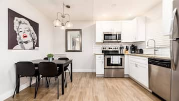 Frigorífico, microondas, horno y placa de cocina