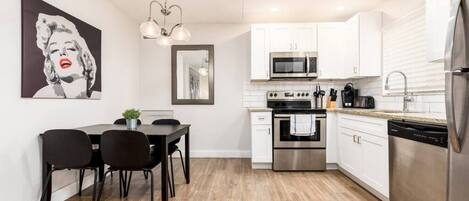 Réfrigérateur, micro-ondes, four, plaque de cuisson