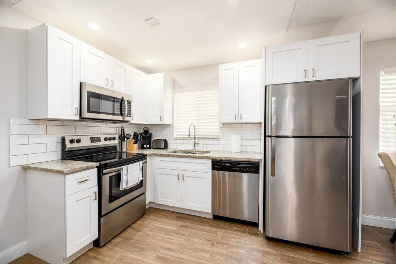 ثلاجة، ميكروويف، فرن، موقد طهي مسطح