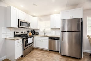 冷蔵庫、電子レンジ、オーブン、コンロ