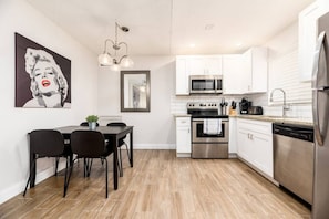 Refrigerador, microondas, horno, placa de cocina