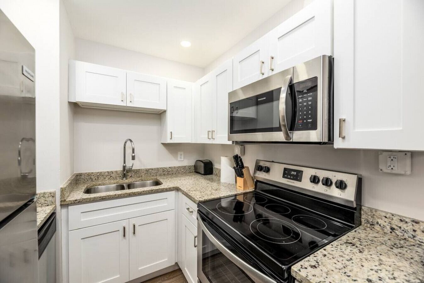 Refrigerador, microondas, horno, placa de cocina