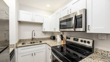 Refrigerador, microondas, horno, placa de cocina