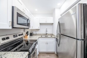 Een koelkast, een microgolfoven, een oven, een kookplaat