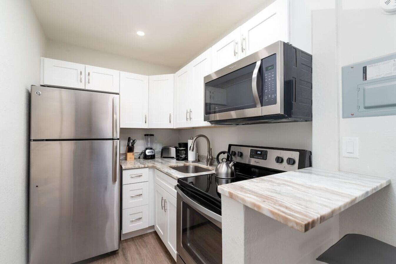 雪櫃、微波爐、焗爐、爐具