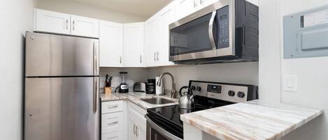 Een koelkast, een microgolfoven, een oven, een kookplaat