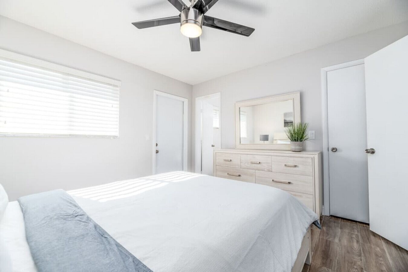 1 slaapkamer, een bureau, een strijkplank/strijkijzer, gratis wifi