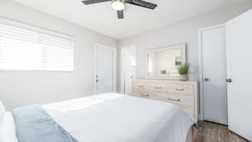 1 quarto, escrivaninha, ferros/tábuas de passar roupa, Wi-Fi de cortesia