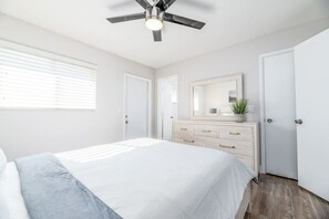 1 slaapkamer, een bureau, een strijkplank/strijkijzer, gratis wifi