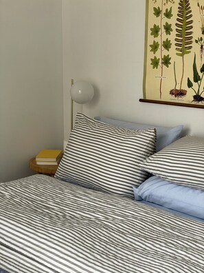 3 bedrooms, desk, iron/ironing board, free WiFi - Convenient Getaway in the Heart of Hudson Valley (Tillson)
