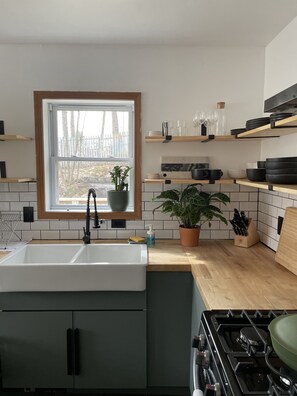 Fridge, microwave, oven, stovetop - Convenient Getaway in the Heart of Hudson Valley (Tillson)