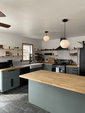 冷蔵庫、電子レンジ、オーブン、コンロ