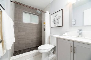 Een haardroger, handdoeken