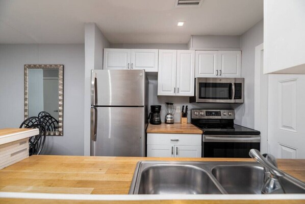 Køleskab, mikrobølgeovn, ovn, kogeplade