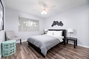 2 slaapkamers, een bureau, een strijkplank/strijkijzer, gratis wifi