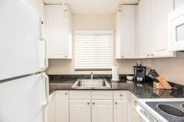 Réfrigérateur, micro-ondes, four, plaque de cuisson