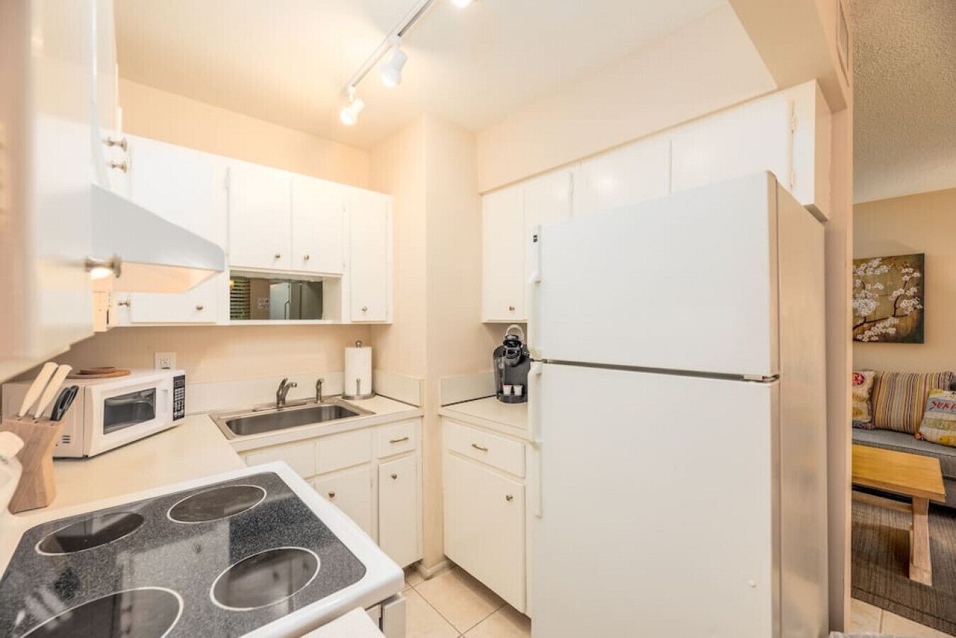 Geladeira, micro-ondas, fogão, cooktop