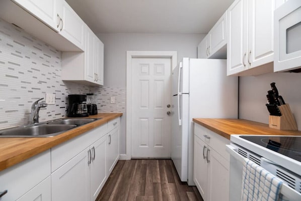 Een koelkast, een microgolfoven, een oven, een kookplaat