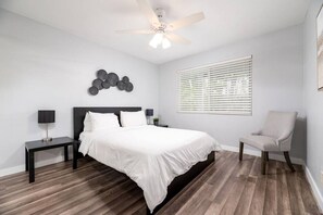 2 slaapkamers, een bureau, een strijkplank/strijkijzer, gratis wifi