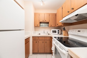 Køleskab, mikrobølgeovn, ovn, kogeplade